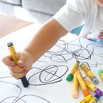 ¿Con cuál mano escribirá mi hijo? Explorando la lateralidad en los niños