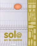Sol@ en la cocina.